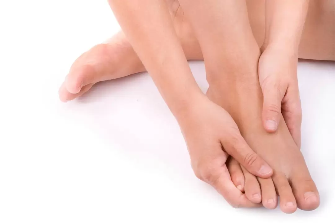 utrljavanje Hondro Sol Valgus spreja protiv hallux valgusa